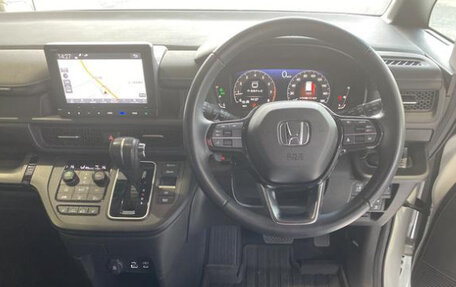 Honda Stepwgn, 2022 год, 1 960 000 рублей, 10 фотография