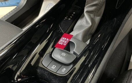 Toyota C-HR I рестайлинг, 2019 год, 2 180 000 рублей, 18 фотография