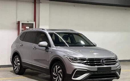 Volkswagen Tiguan II, 2021 год, 2 180 000 рублей, 1 фотография