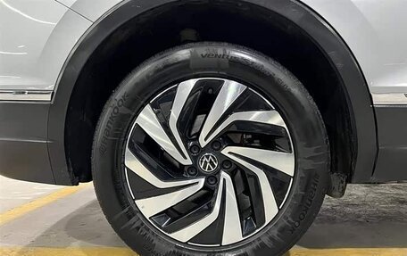 Volkswagen Tiguan II, 2021 год, 2 180 000 рублей, 19 фотография