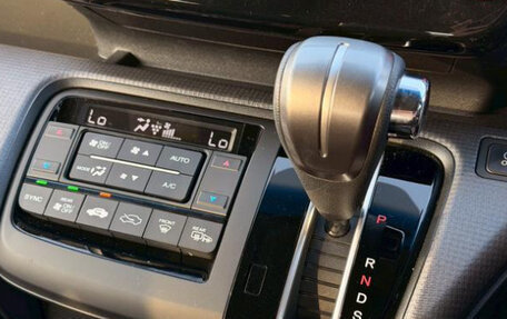 Honda Stepwgn IV, 2021 год, 1 700 000 рублей, 12 фотография