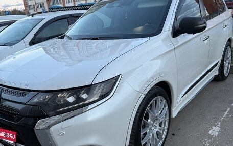 Mitsubishi Outlander III рестайлинг 3, 2017 год, 2 200 000 рублей, 2 фотография