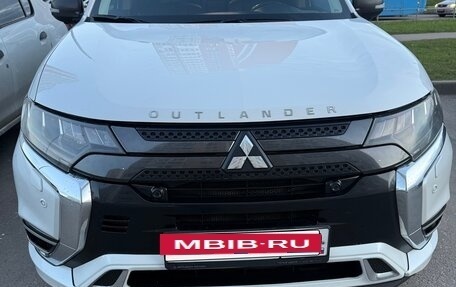 Mitsubishi Outlander III рестайлинг 3, 2017 год, 2 200 000 рублей, 11 фотография