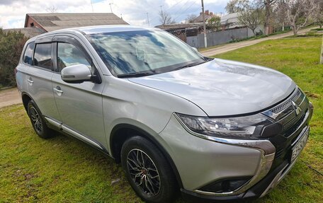 Mitsubishi Outlander III рестайлинг 3, 2021 год, 2 350 000 рублей, 4 фотография