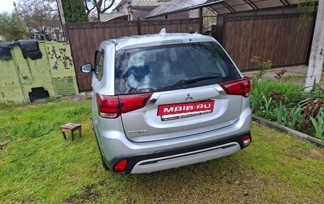 Mitsubishi Outlander III рестайлинг 3, 2021 год, 2 350 000 рублей, 5 фотография