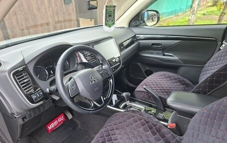 Mitsubishi Outlander III рестайлинг 3, 2021 год, 2 350 000 рублей, 7 фотография