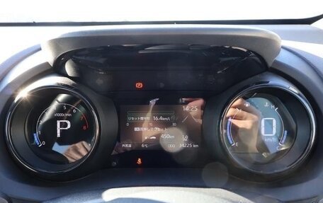 Toyota Yaris, 2023 год, 1 100 000 рублей, 7 фотография