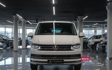 Volkswagen Multivan T6 рестайлинг, 2019 год, 4 000 000 рублей, 3 фотография