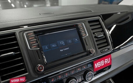 Volkswagen Multivan T6 рестайлинг, 2019 год, 4 000 000 рублей, 24 фотография