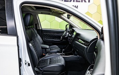 Mitsubishi Outlander III рестайлинг 3, 2022 год, 2 700 000 рублей, 11 фотография