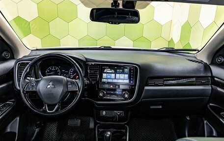 Mitsubishi Outlander III рестайлинг 3, 2022 год, 2 700 000 рублей, 15 фотография