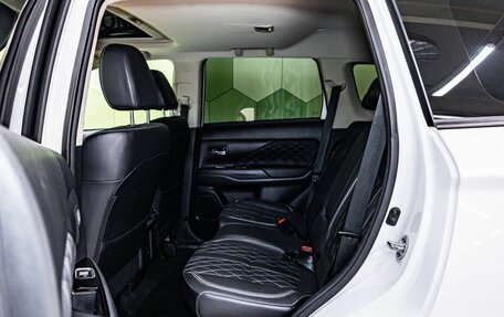 Mitsubishi Outlander III рестайлинг 3, 2022 год, 2 700 000 рублей, 14 фотография