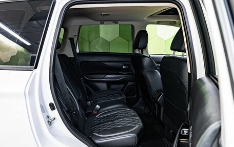 Mitsubishi Outlander III рестайлинг 3, 2022 год, 2 700 000 рублей, 13 фотография