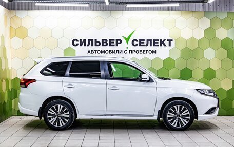 Mitsubishi Outlander III рестайлинг 3, 2022 год, 2 700 000 рублей, 8 фотография