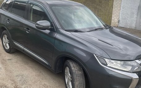 Mitsubishi Outlander III рестайлинг 3, 2017 год, 1 950 000 рублей, 2 фотография