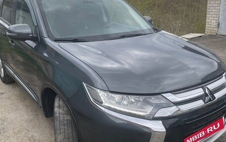 Mitsubishi Outlander III рестайлинг 3, 2017 год, 1 950 000 рублей, 3 фотография