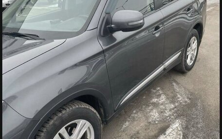 Mitsubishi Outlander III рестайлинг 3, 2017 год, 1 950 000 рублей, 10 фотография