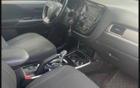 Mitsubishi Outlander III рестайлинг 3, 2017 год, 1 950 000 рублей, 12 фотография