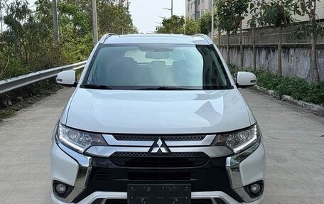 Mitsubishi Outlander III рестайлинг 3, 2022 год, 2 130 000 рублей, 2 фотография