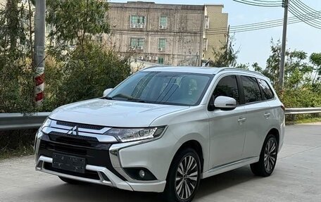 Mitsubishi Outlander III рестайлинг 3, 2022 год, 2 130 000 рублей, 3 фотография