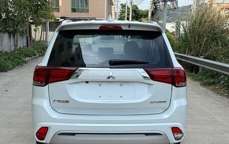 Mitsubishi Outlander III рестайлинг 3, 2022 год, 2 130 000 рублей, 5 фотография