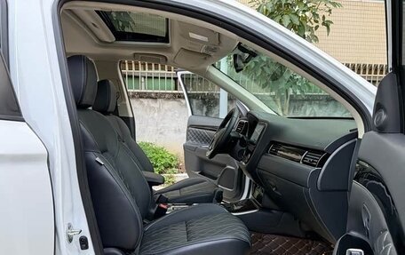 Mitsubishi Outlander III рестайлинг 3, 2022 год, 2 130 000 рублей, 7 фотография