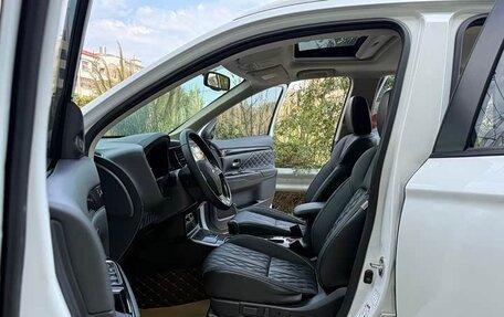 Mitsubishi Outlander III рестайлинг 3, 2022 год, 2 130 000 рублей, 6 фотография