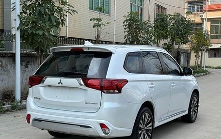 Mitsubishi Outlander III рестайлинг 3, 2022 год, 2 130 000 рублей, 4 фотография