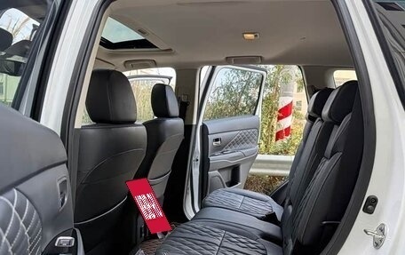 Mitsubishi Outlander III рестайлинг 3, 2022 год, 2 130 000 рублей, 8 фотография