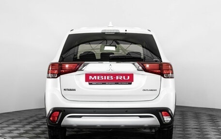 Mitsubishi Outlander III рестайлинг 3, 2019 год, 2 099 000 рублей, 6 фотография