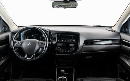 Mitsubishi Outlander III рестайлинг 3, 2019 год, 2 099 000 рублей, 10 фотография