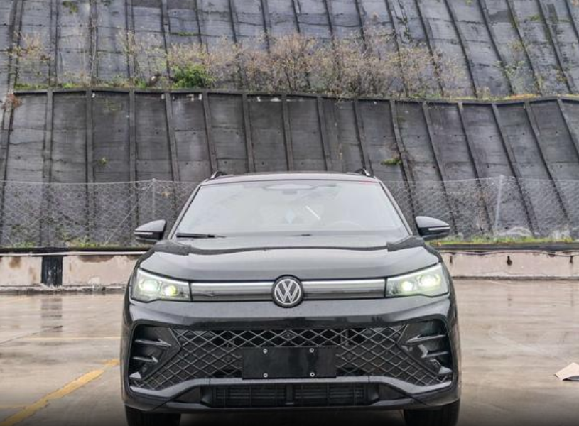 Volkswagen Tiguan II, 2024 год, 4 560 000 рублей, 2 фотография