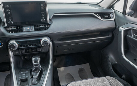 Toyota RAV4, 2019 год, 3 899 000 рублей, 22 фотография