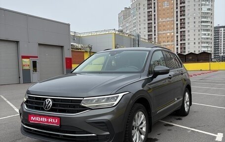 Volkswagen Tiguan II, 2021 год, 2 399 000 рублей, 1 фотография