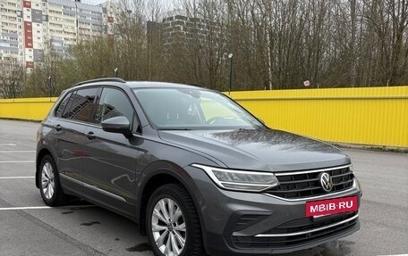Volkswagen Tiguan II, 2021 год, 2 399 000 рублей, 2 фотография