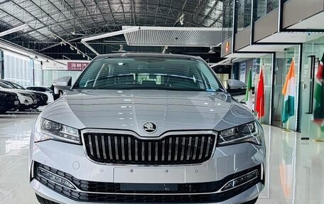 Skoda Superb III рестайлинг, 2022 год, 2 361 000 рублей, 2 фотография