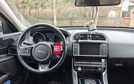 Jaguar XE I рестайлинг, 2017 год, 2 300 000 рублей, 3 фотография