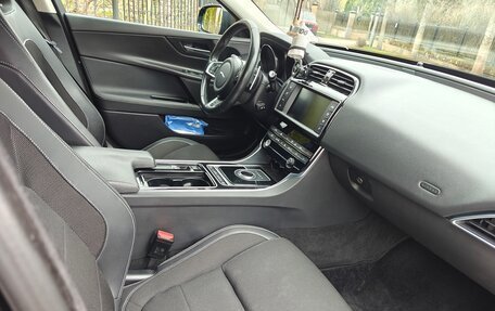 Jaguar XE I рестайлинг, 2017 год, 2 300 000 рублей, 15 фотография