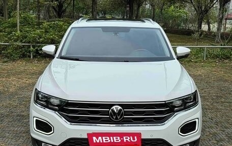 Volkswagen T-Roc I, 2022 год, 1 991 000 рублей, 2 фотография