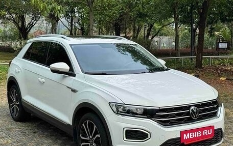 Volkswagen T-Roc I, 2022 год, 1 991 000 рублей, 3 фотография