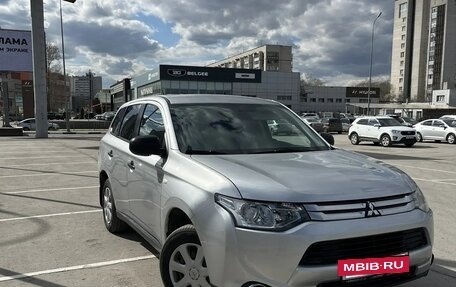 Mitsubishi Outlander III рестайлинг 3, 2014 год, 1 200 000 рублей, 3 фотография