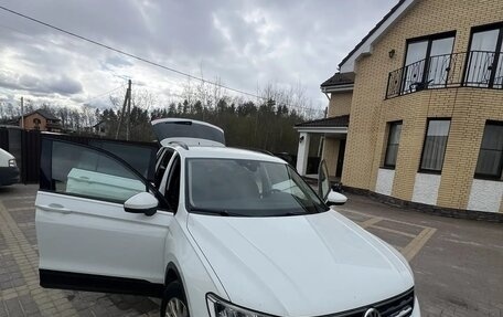 Volkswagen Tiguan II, 2020 год, 2 400 000 рублей, 1 фотография