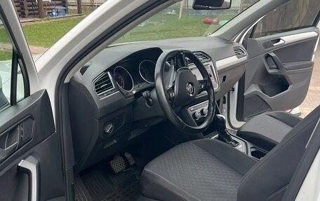 Volkswagen Tiguan II, 2020 год, 2 400 000 рублей, 2 фотография