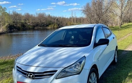 Hyundai Solaris II рестайлинг, 2015 год, 950 000 рублей, 1 фотография