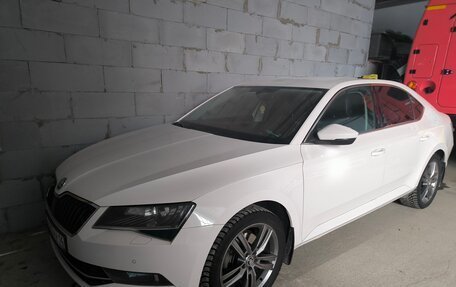 Skoda Superb III рестайлинг, 2017 год, 2 400 000 рублей, 1 фотография