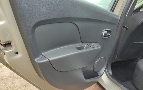 Renault Sandero II рестайлинг, 2016 год, 17 фотография