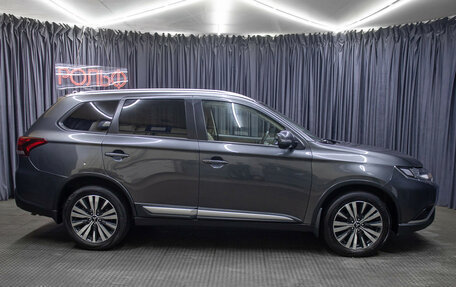 Mitsubishi Outlander III рестайлинг 3, 2019 год, 1 998 000 рублей, 4 фотография