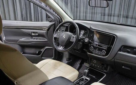 Mitsubishi Outlander III рестайлинг 3, 2019 год, 1 998 000 рублей, 11 фотография