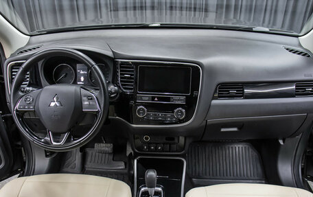 Mitsubishi Outlander III рестайлинг 3, 2019 год, 1 998 000 рублей, 13 фотография