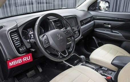 Mitsubishi Outlander III рестайлинг 3, 2019 год, 1 998 000 рублей, 15 фотография